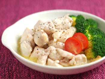鶏むね肉の激ウマ料理 10 オリーブオイルと日本酒で煮る 油塩鶏 が超しっとりで激ウマ マイナビニュース