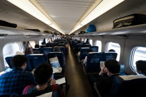 鉄道なんでもアンケート 第24回 新幹線で荷物はどこに置く? 盗難に不安を抱く人も