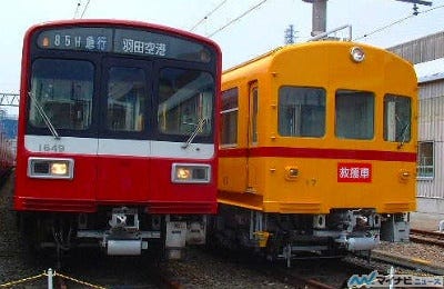 鉄道トリビア(382) 白い前照灯、赤い後尾灯の他に小さなランプをつけた