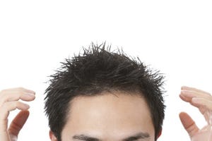 髪が減っては、仕事はできぬ? 第3回 白髪が多い人は薄毛になる!? 薄毛のウワサの真相