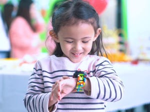 海外モバイルトピックス 第250回 3年間使い放題で2万円台、ブロックで遊べる子供向けのスマートウォッチが登場