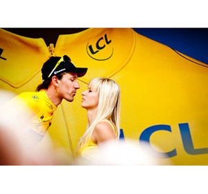 世界の自転車レースから 第35回 ポディウムガールとのキスの前に - ツール・ド・フランス2012