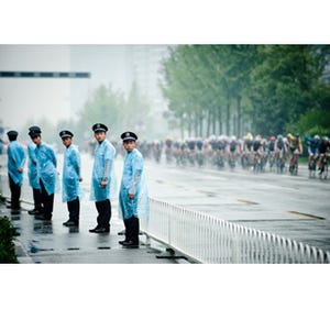 世界の自転車レースから 第43回 警察官だってレースが気になってしまう - ツアー・オブ・チャイナ2012
