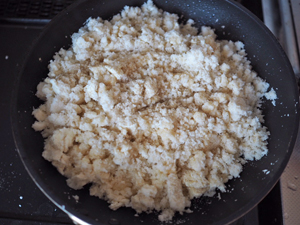 木綿豆腐は水切りをして、おからと一緒にフライパンで炒める。パラパラになってきたら塩コショウとごま油を加える
