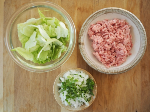 セロリとたまねぎはみじんぎりにする。レタスは食べやすい大きさに手でちぎっておく