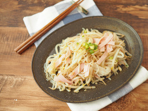 ビジネスマンのためのダイエット夜食 第83回 糖質&食費カットに貢献! 焼きラーメン風しらたきもやし
