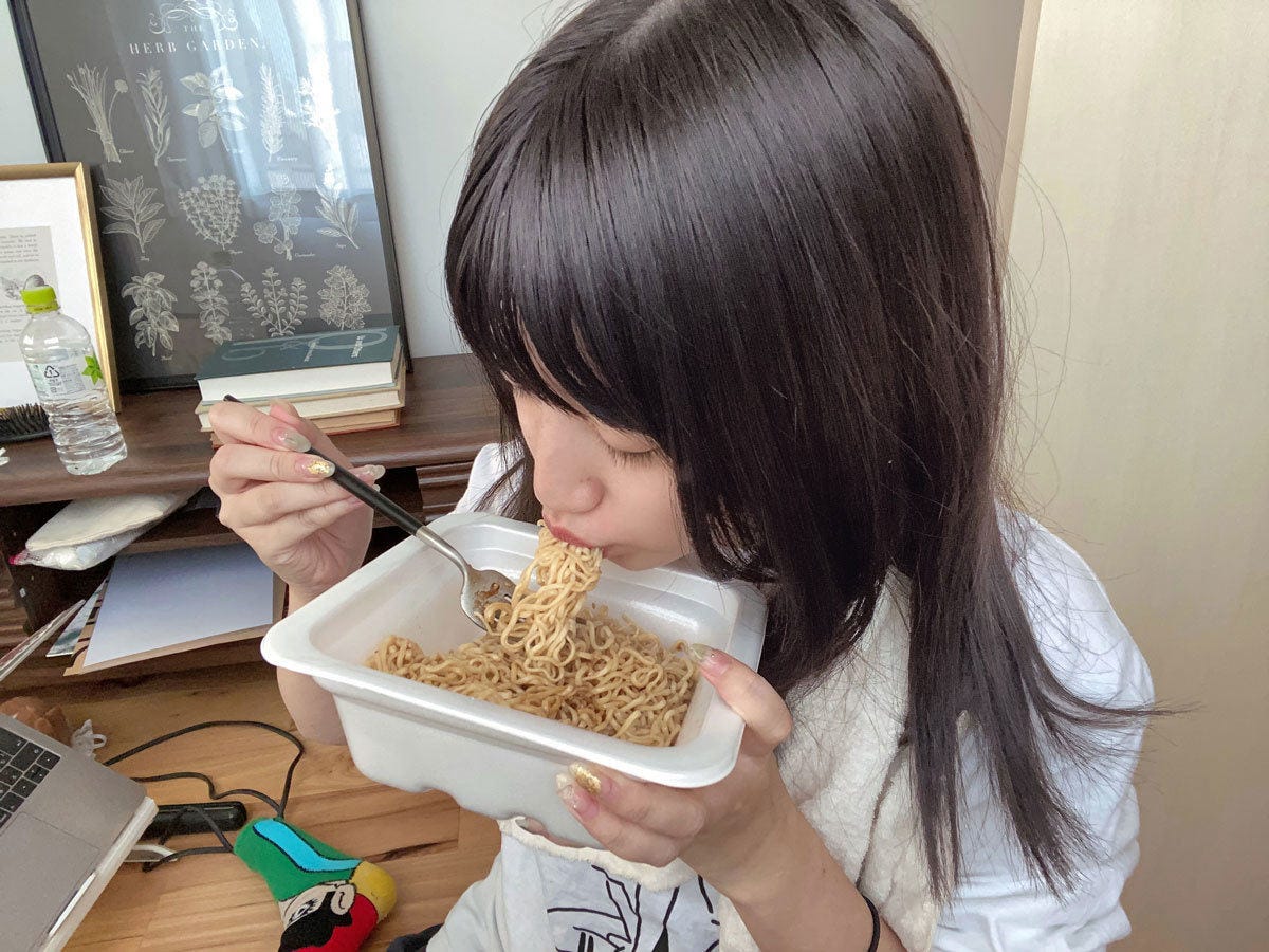 ネオ無職女子のラーメン備忘録 28 ブタメン焼きそば まさかのとんこつ味 マイナビニュース