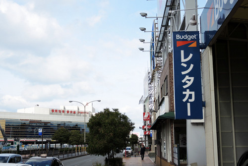 九州を代表する福岡県福岡市は、市中心部と空港が近いことでも有名。とは言え、福岡県は郊外にも観光スポットが多く、都市高速も充実しており、何より九州各地への拠点として福岡空港からのレンタカー利用はメリットが大きいと言える。今回は、福岡空港のお得...