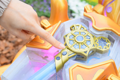 今年で開園15周年を迎える東京ディズニーシー。4月15日から記念イベント「ザ・イヤー・オブ・ウィッシュ」を開催する。今回はイベントをさらに楽しむためのアイテム「クリスタルコンパス」の活用法をご紹介しよう。