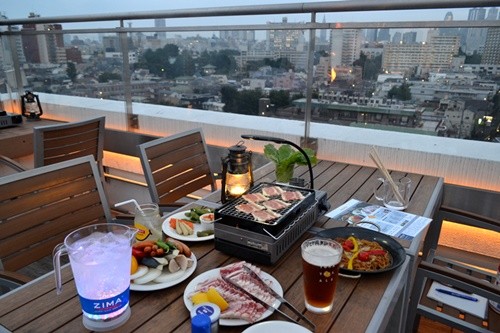 ビールもbbqもジャズも 新宿の隠れ家的天空ビアガーデンで手軽な贅沢を Navitime Travel