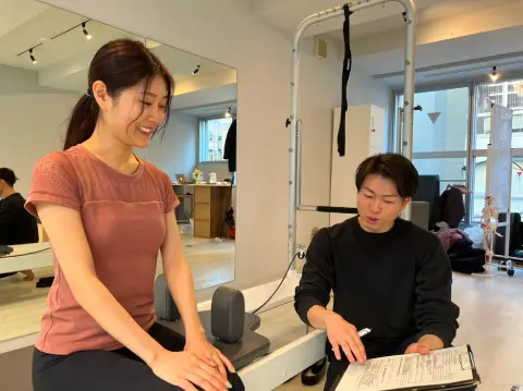 ルルトのインストラクターから説明を受ける女性