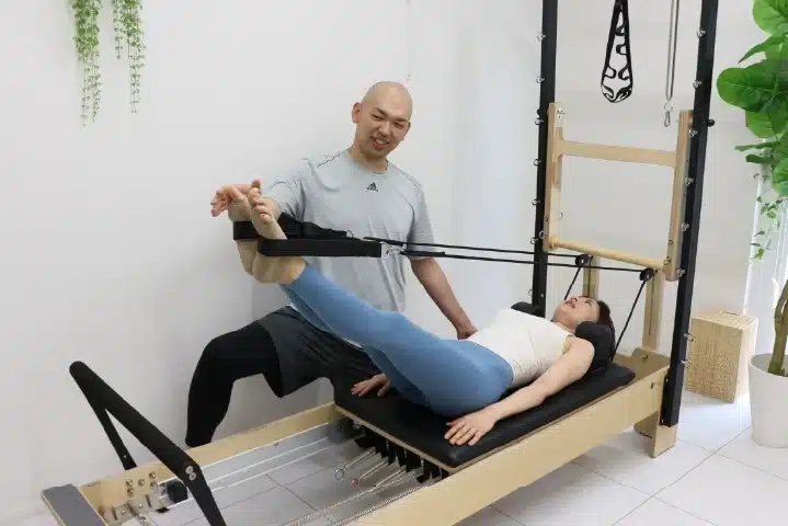 マシンピラティスのレッスンの様子