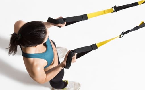 URBAN CLASSIC PILATESでTRXをする女性