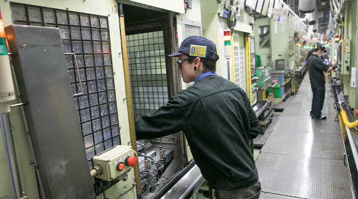 専用の機械で部品の加工を行う様子