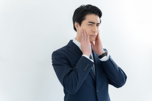 ほほのヒゲを気にする男性