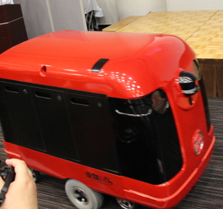 歩道を自律走行......だけでなく、エレベーターに乗って玄関まで届ける宅配ロボット