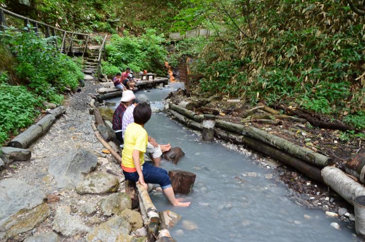 大湯沼川天然足湯