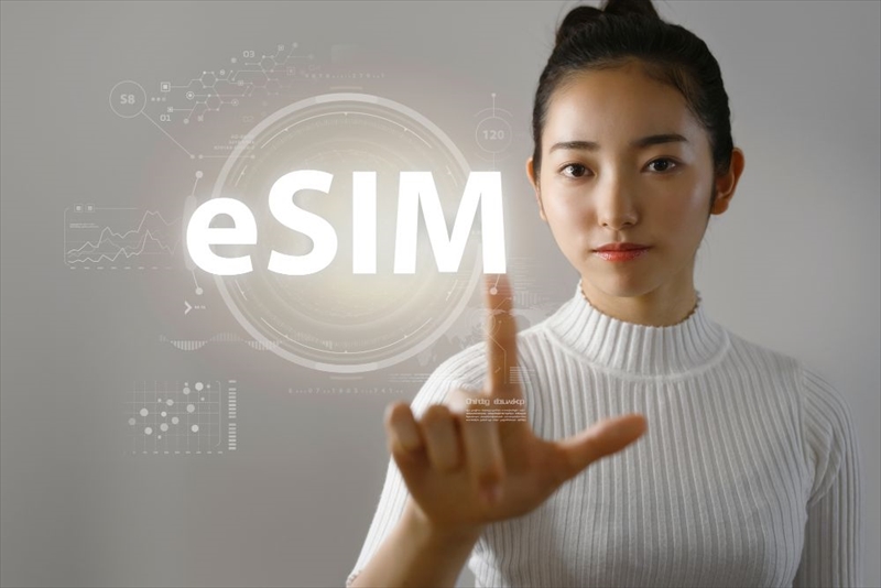 eSIMの表示に触れる女性