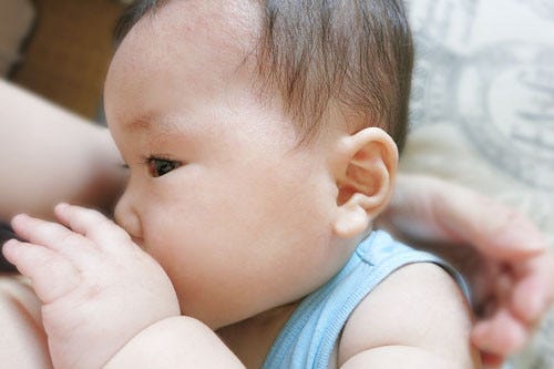 出 初産 母乳 ない 【専門家監修】母乳が出ないのはママや遺伝のせいじゃない! 母乳の出がよくなるコツとは?｜たまひよ