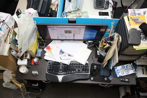 整理整頓のプロvs魔窟のデスク 資料の山に埋もれた 汚い机 をぶった切る 1 マイナビニュース