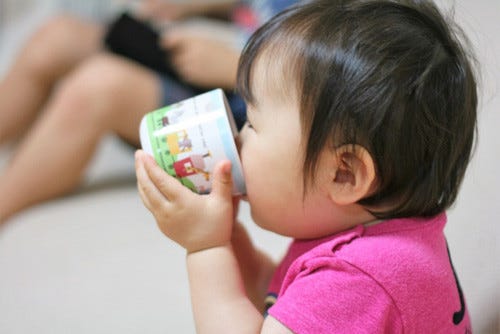 いつから 何を飲ませる 管理栄養士が教える 赤ちゃんの水分補給のコツ マイナビニュース
