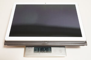 タブレット本体とキーボードカバーの合計重量は実測1182g。カタログスペックの約1.2kgよりも、実測重量のほうが軽かった