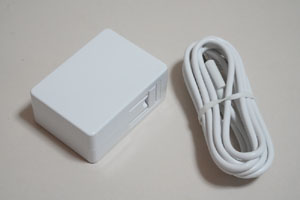 ACアダプタとUSB Type-Cケーブルは分離式。USB Type-Cケーブルは実測約2mと十分な長さが確保されている