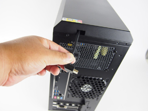 フロントのHDMIポートは、リアにあるコネクタをグラフィックスカードのHDMIポートへ接続することで利用可能となる
