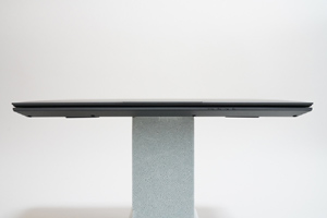 本体中央やや右には、電源ランプ、バッテリーランプ、機内モードランプ、ハードディスクアクセスランプが配置されている。ディスプレイを閉じていても、ステータスを確認可能だ