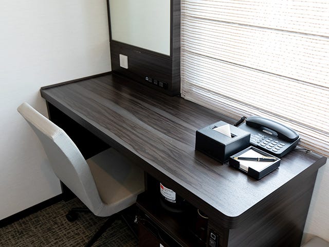 008l hotel desk