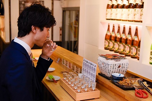 十八蔵のきき酒セットを飲む男性