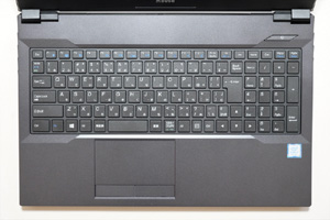 107キーを装備した日本語キーボード。テンキーのおかげで、表計算ソフトなどで数字を効率的に入力できる