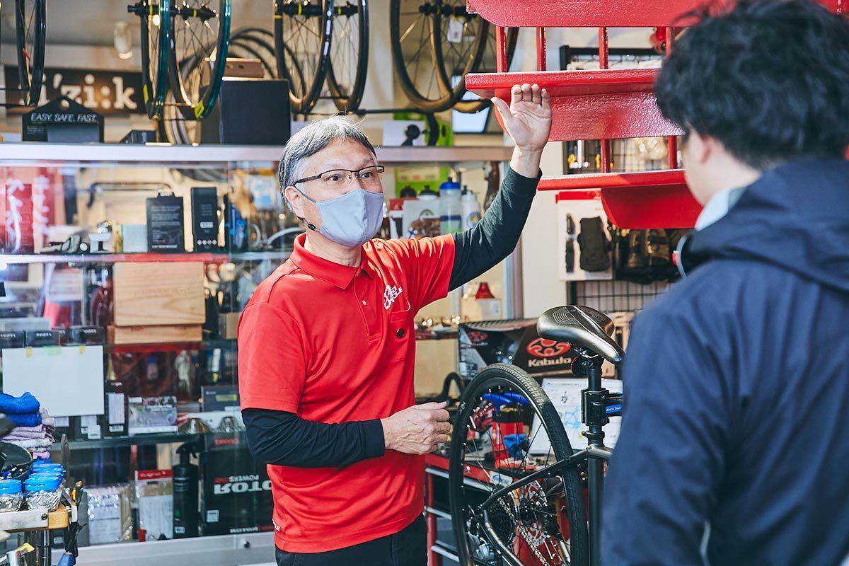 タキサイクル 佐倉本店 店長の中務さんに「スポーツバイクデビューにおすすめの1台を」とオーダー。