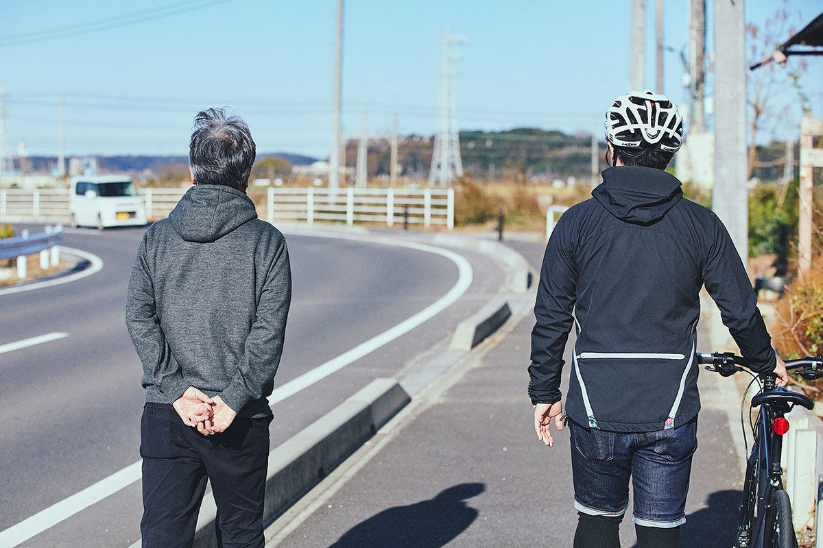 タキサイクル 佐倉本店の中務店長が「近くにサイクリングロードがある」と案内してくれる様子。