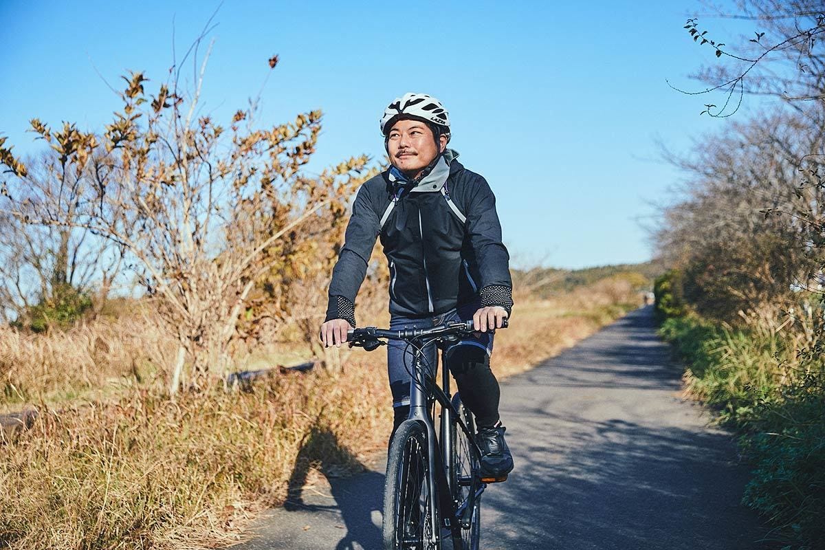 サイクリングロードを走る原編集長。