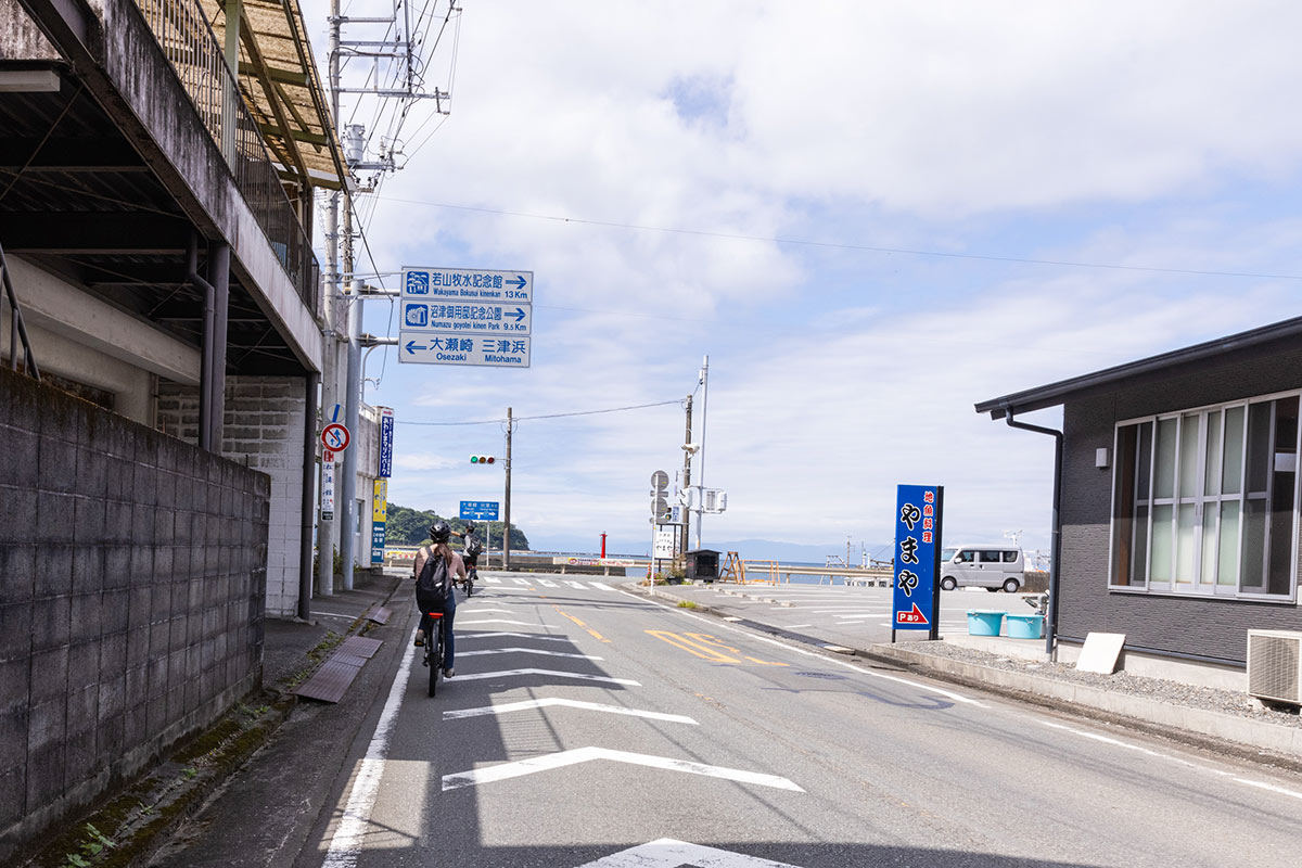 トンネルを抜けて三津三差路へ