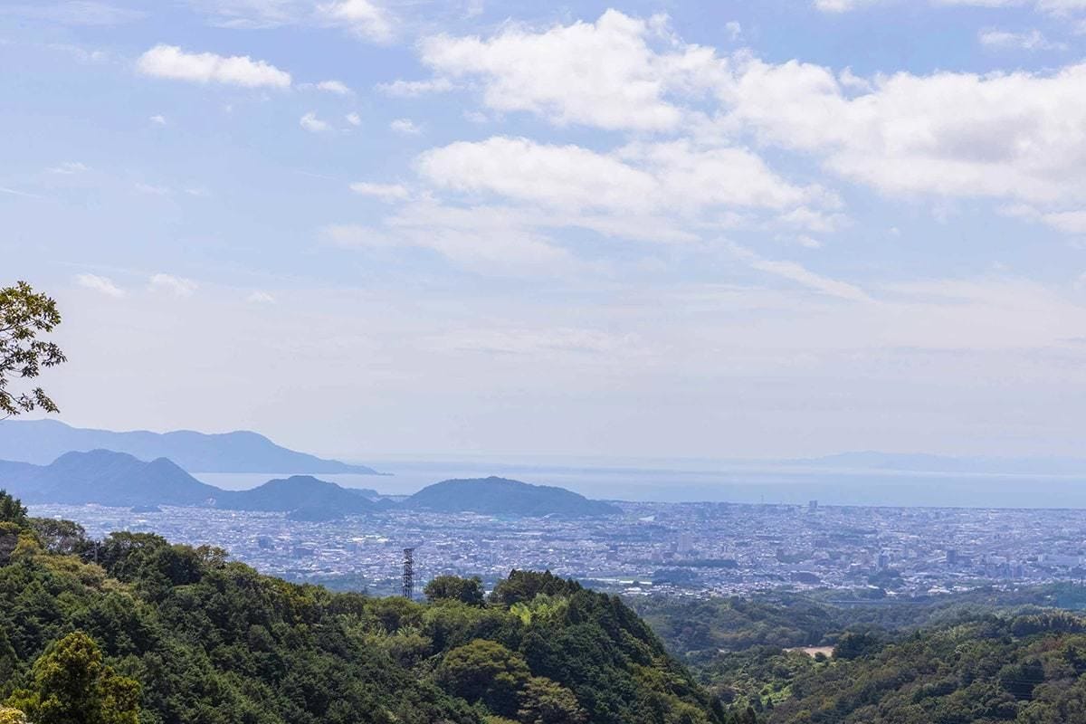 三島スカイウォークから伊豆サイクリング旅1日目に訪れたエリアを見る様子。