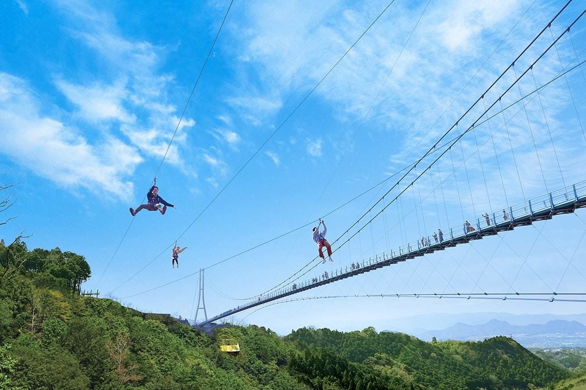 三島スカイウォークのアクティビティの1つロングジップスライド