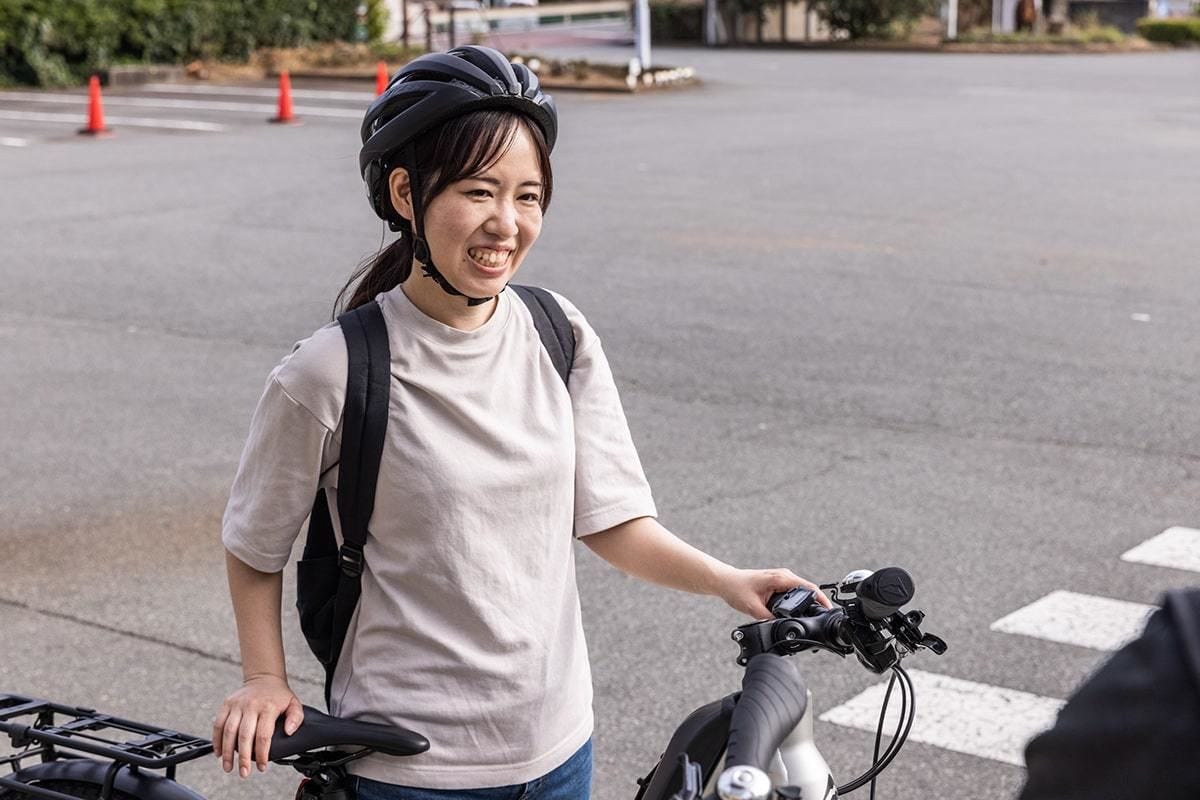 はじめてE-BIKEに乗った感想を語るライターの高橋さん。