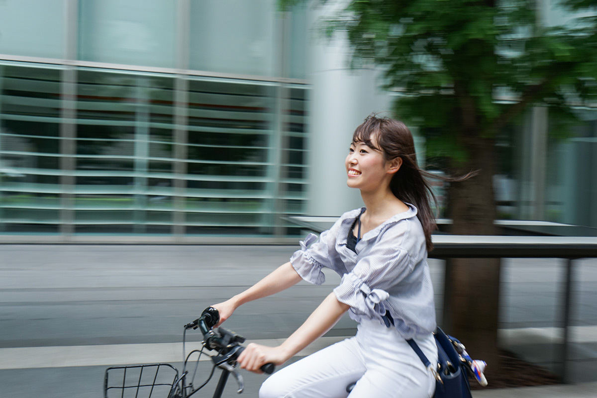 自転車に乗る女性