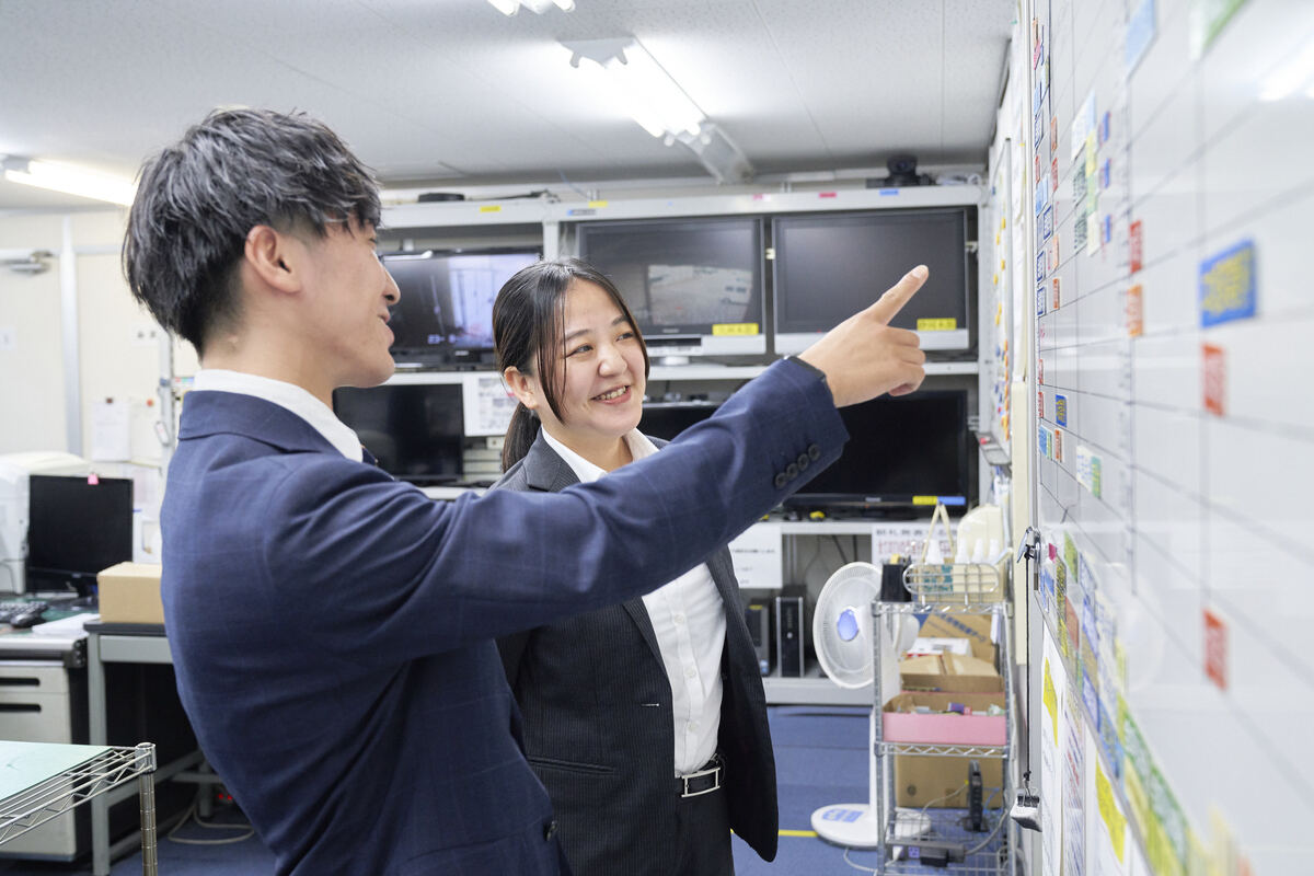 スケジュールを確認しながら会話をする辻さんと中村さん