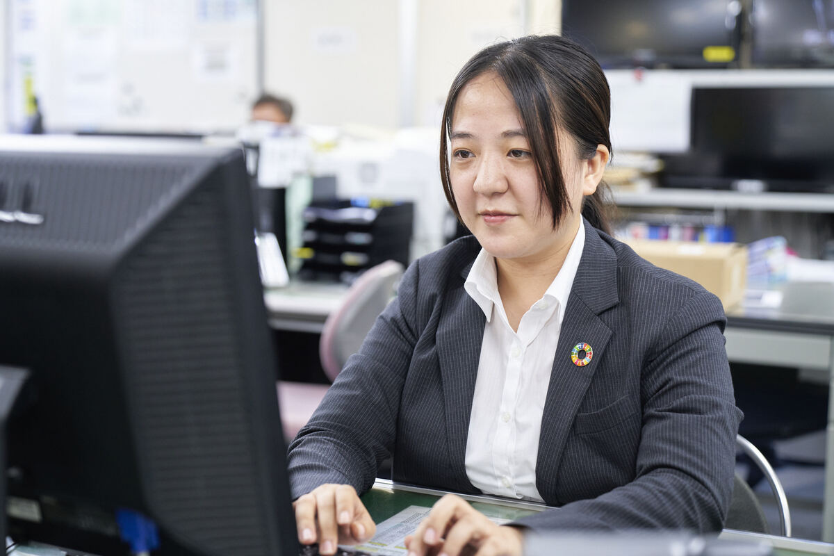 PC作業をする中村さん