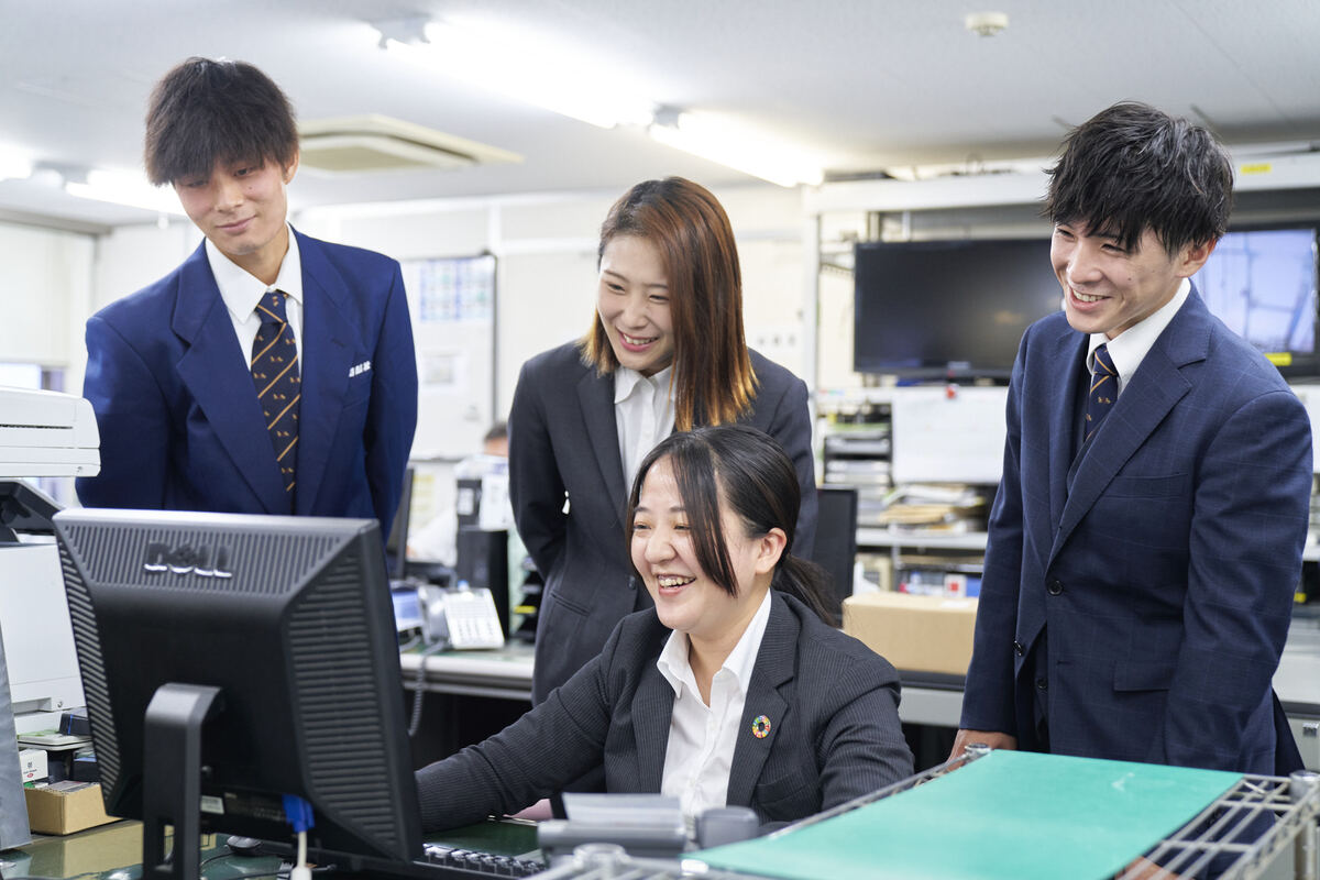 PCを囲んで相談する取材対象者の皆さん