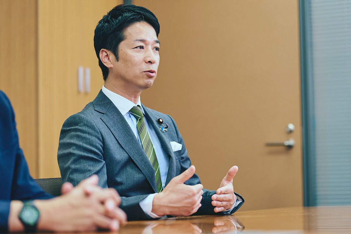 インタビューに答える藤田幹事長①