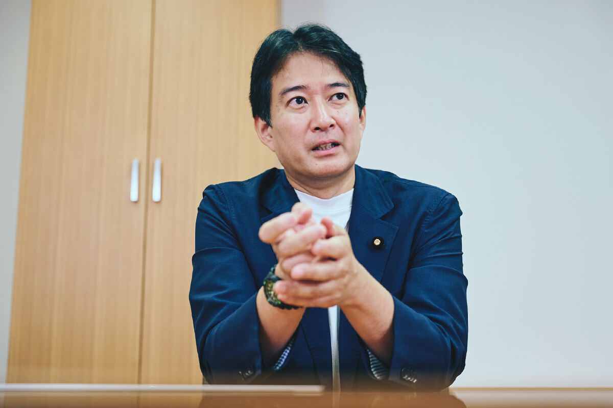 インタビューに答える柳ヶ瀬総務会長①