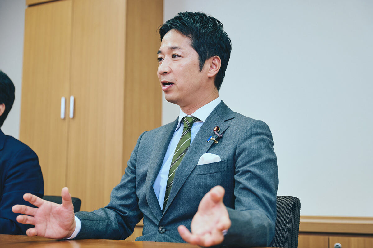 インタビューに答える藤田幹事長②