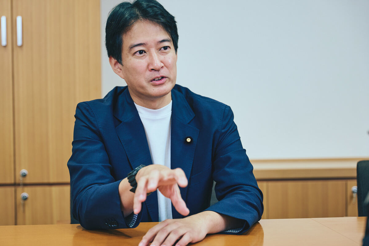 インタビューに答える柳ヶ瀬総務会長②