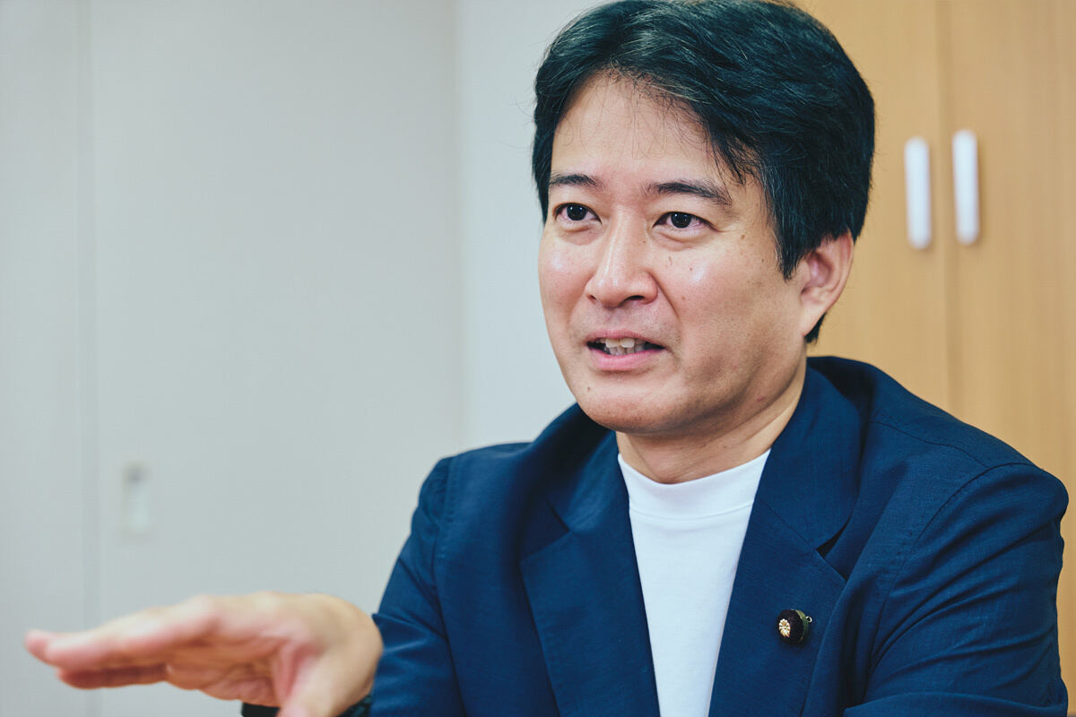 インタビューに答える柳ヶ瀬総務会長③