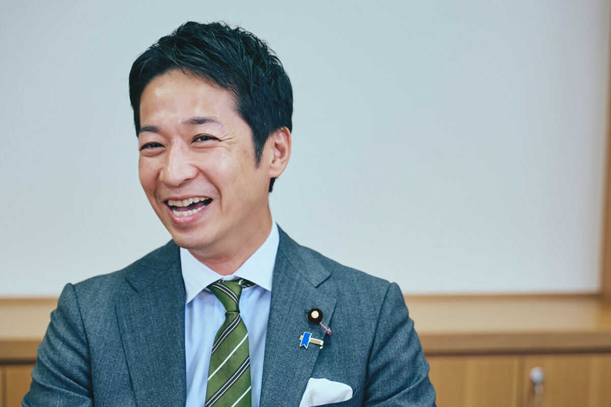 インタビューに答える藤田幹事長⑤