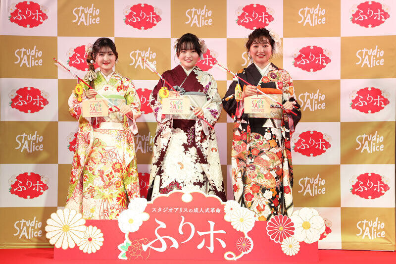 日本一早い成人式】小林星蘭さん、鈴木梨央さん、谷花音さんの同級生女優3人が振袖姿をお披露目！同窓会トークで「みんなはライバル？」という問いに、思わず笑顔 も | マイナビニュース